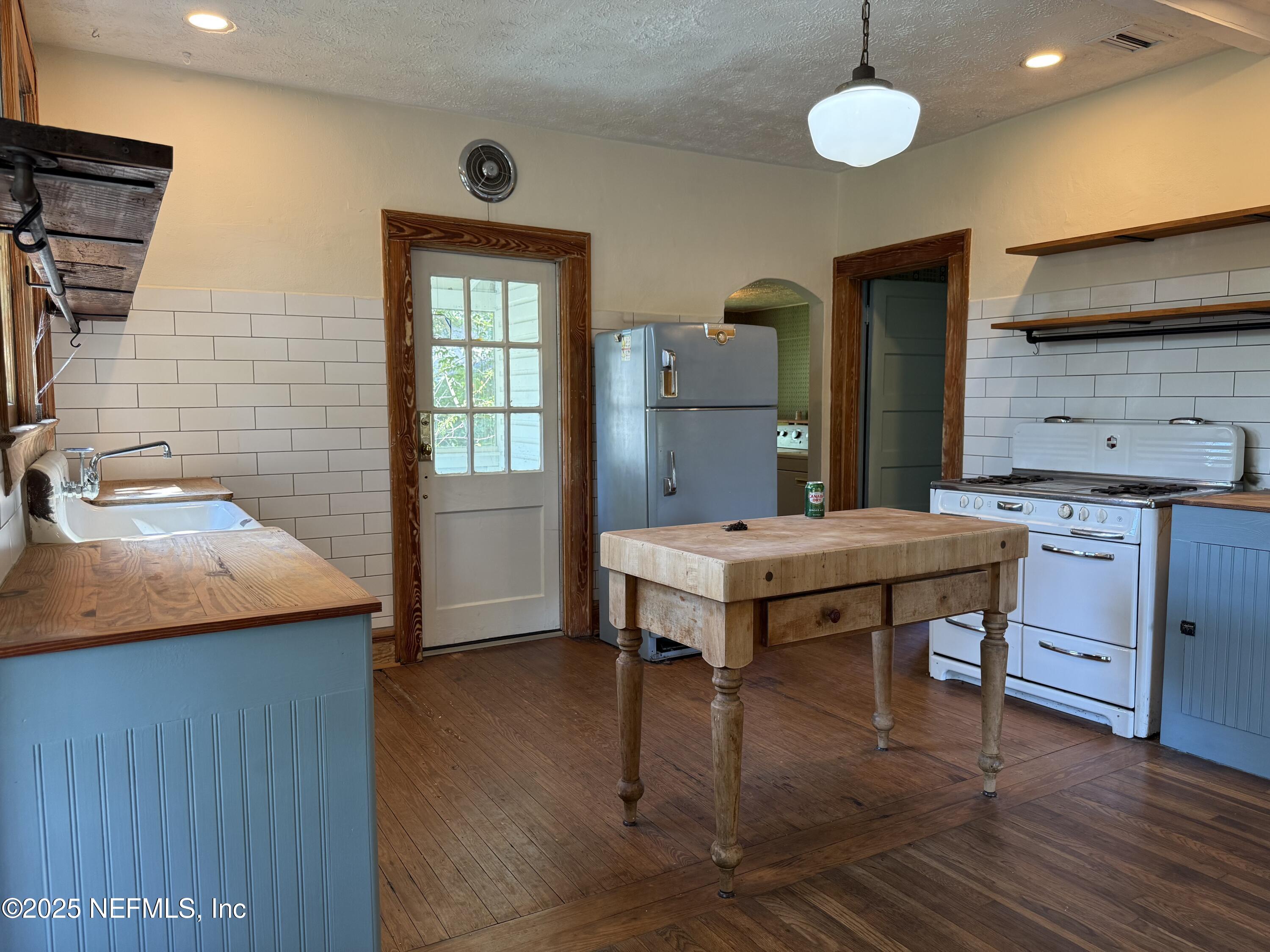 4713 KINGSBURY Street