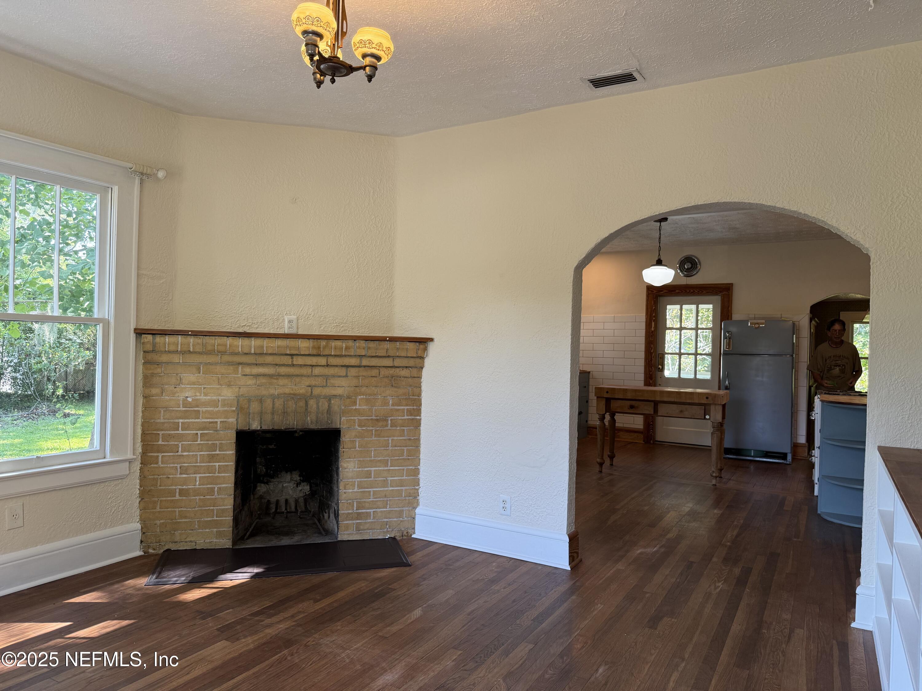 4713 KINGSBURY Street