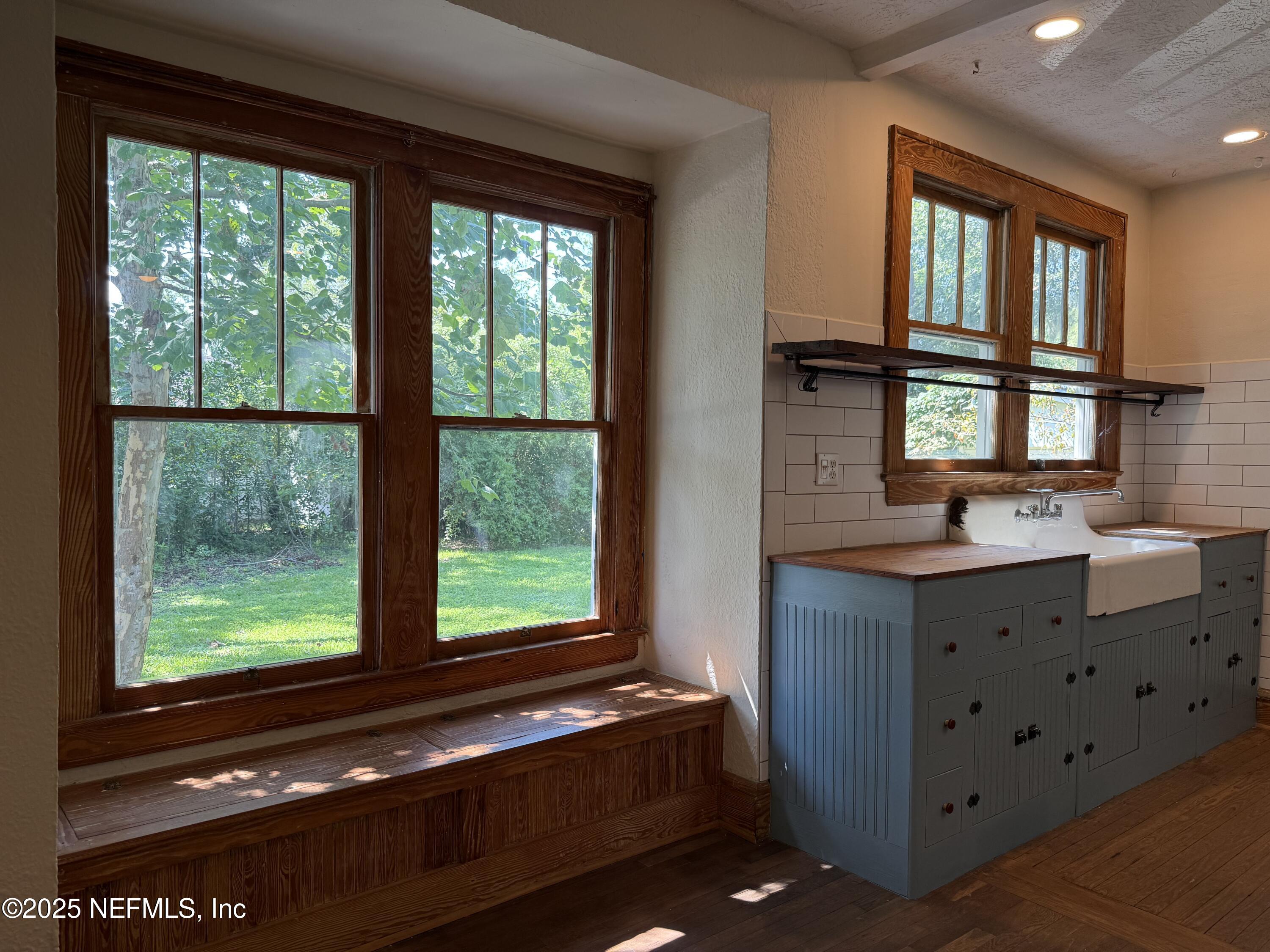 4713 KINGSBURY Street