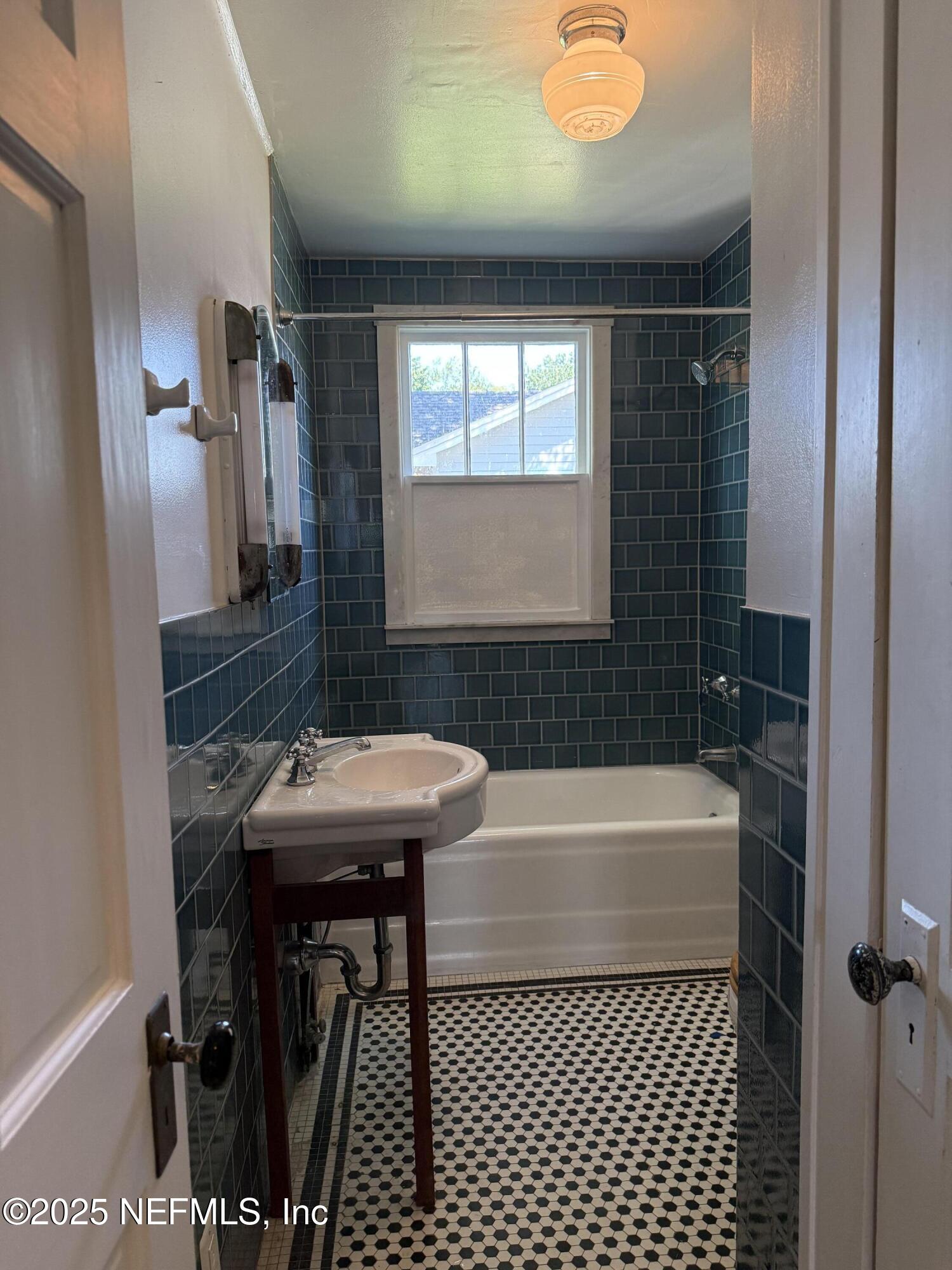 4713 KINGSBURY Street