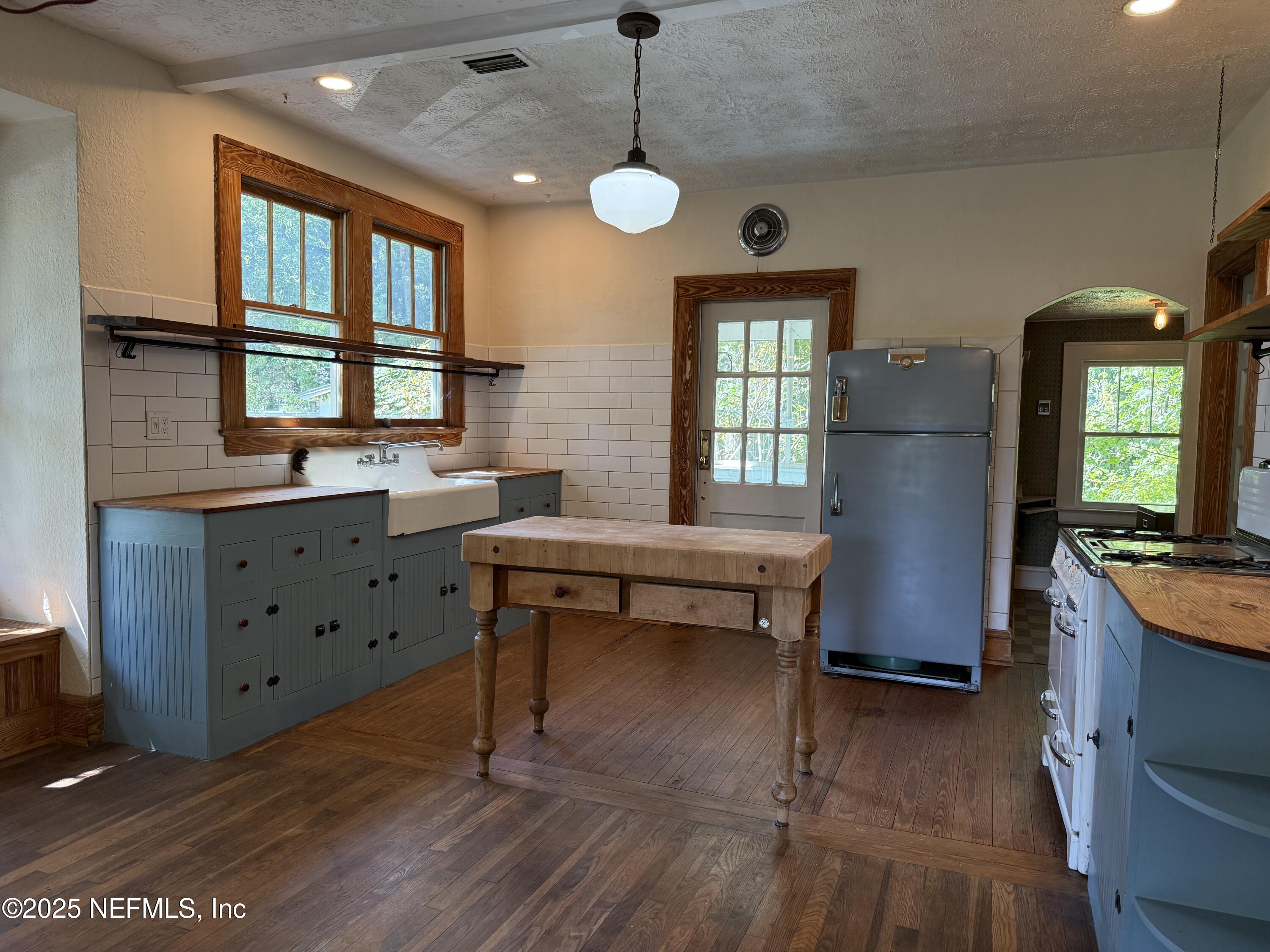 4713 KINGSBURY Street