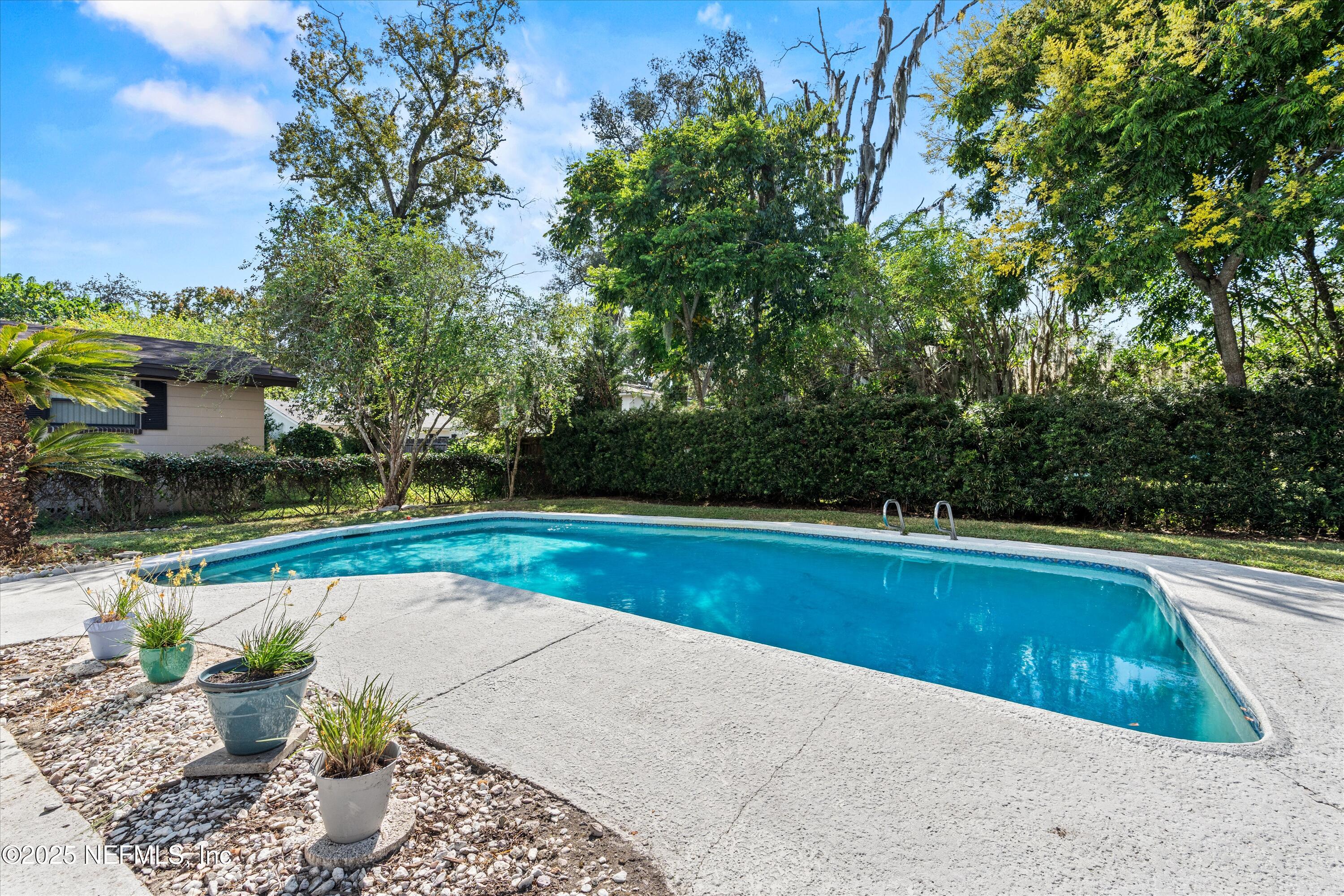 1620 MT VERNON Drive