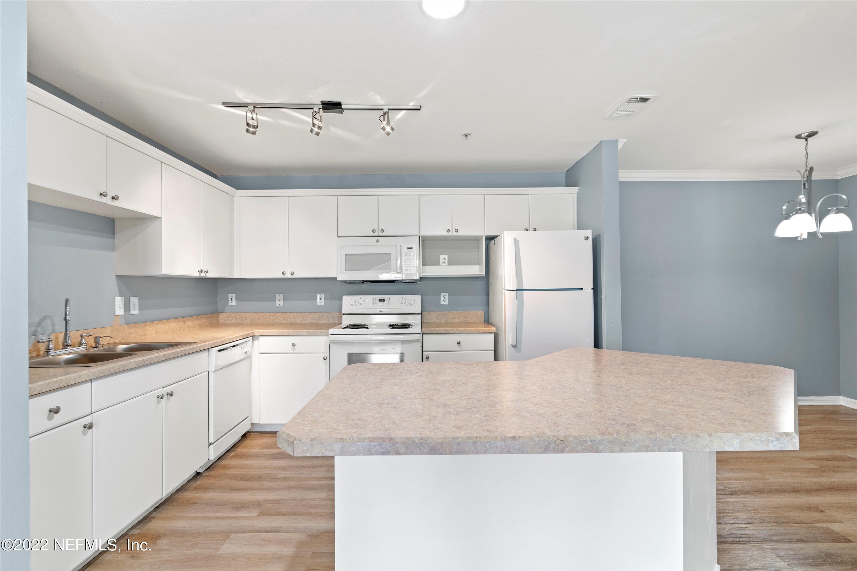 3591 KERNAN Boulevard, 621