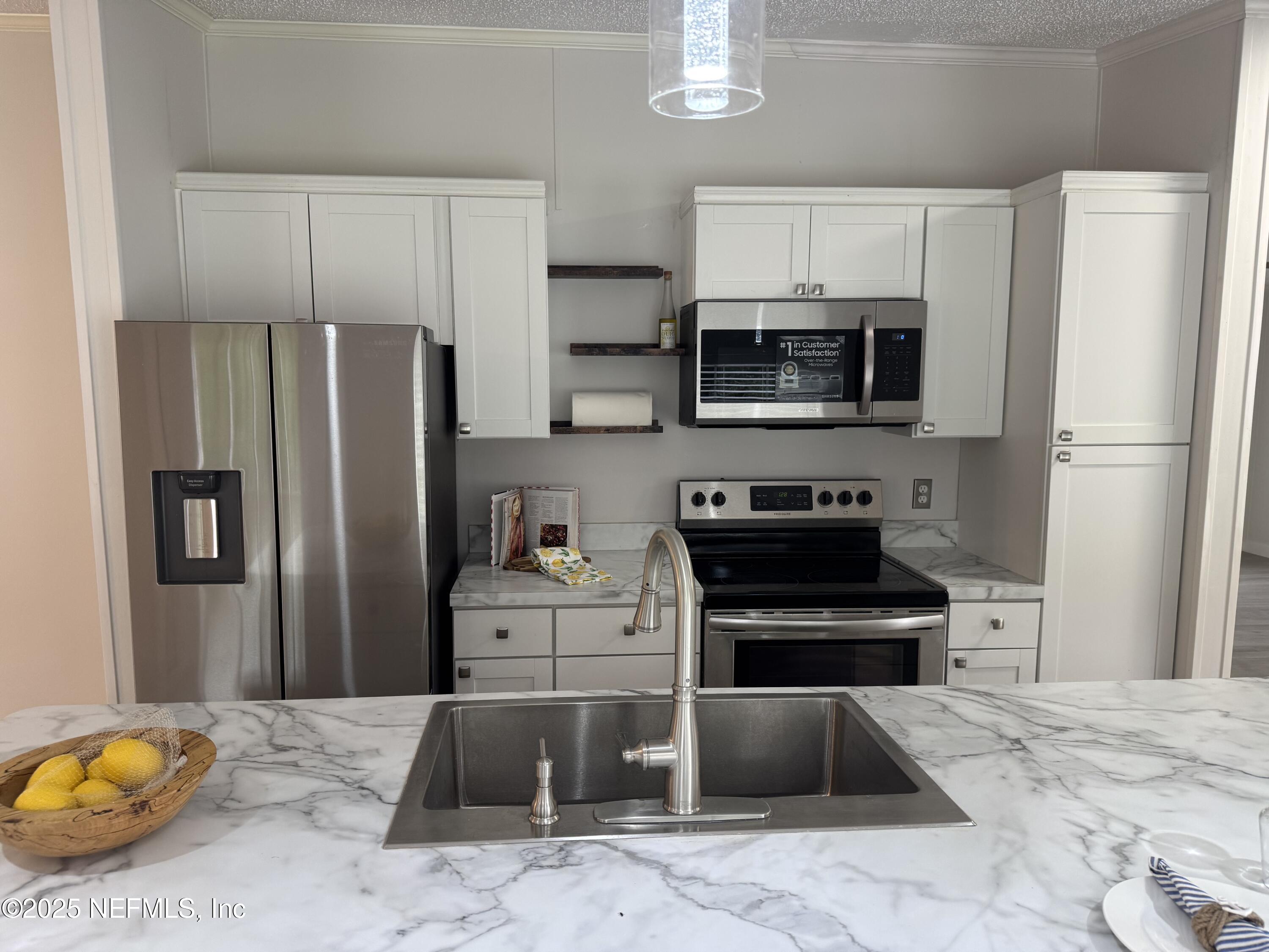 1677 E BROWNLEE Street