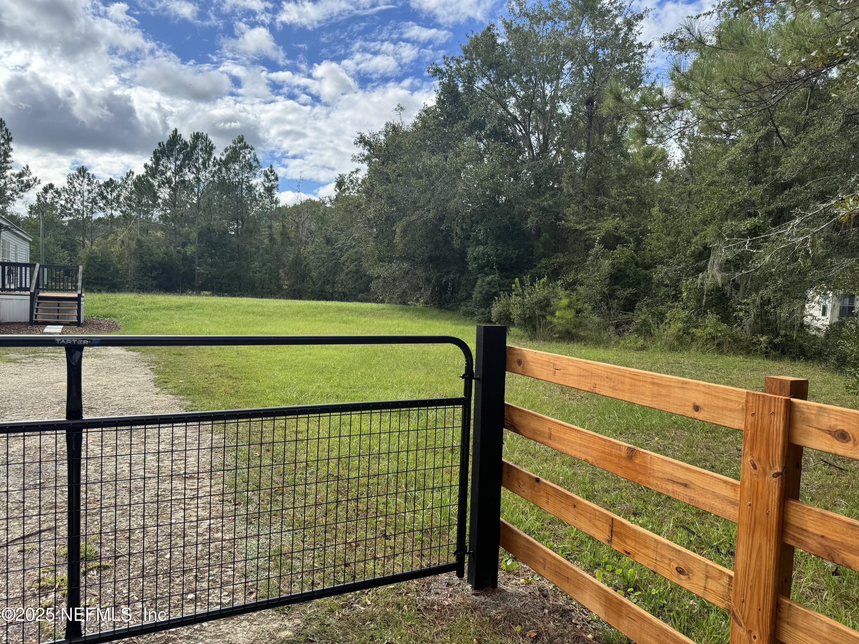 1677 E BROWNLEE Street