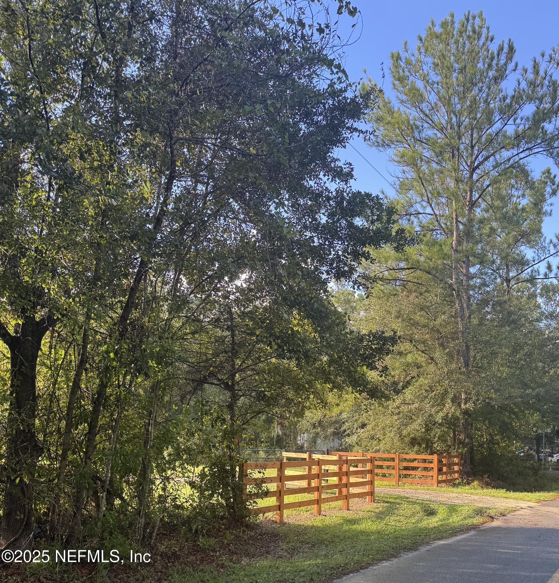 1677 E BROWNLEE Street