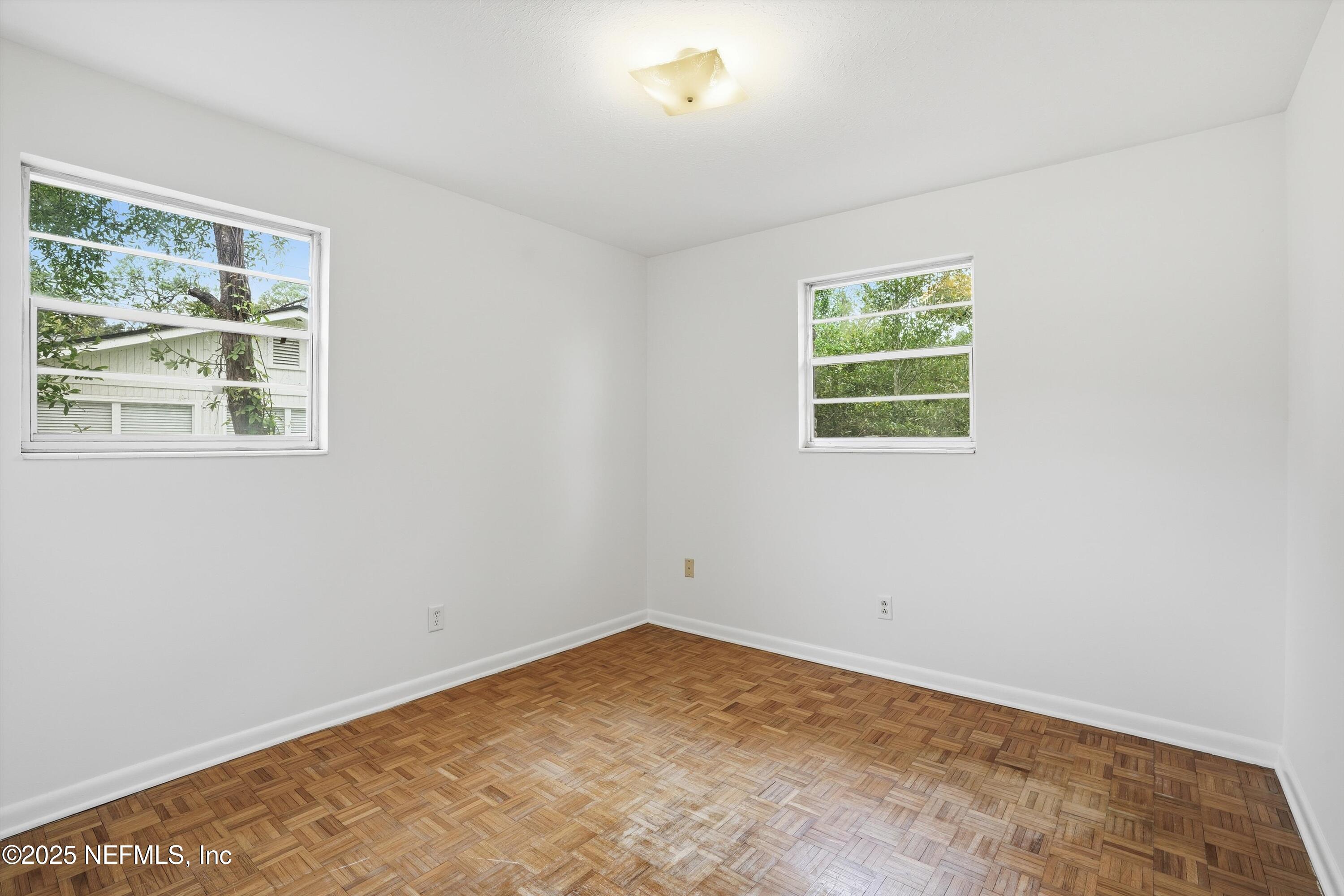 8648 LINCOLNSHIRE Road W