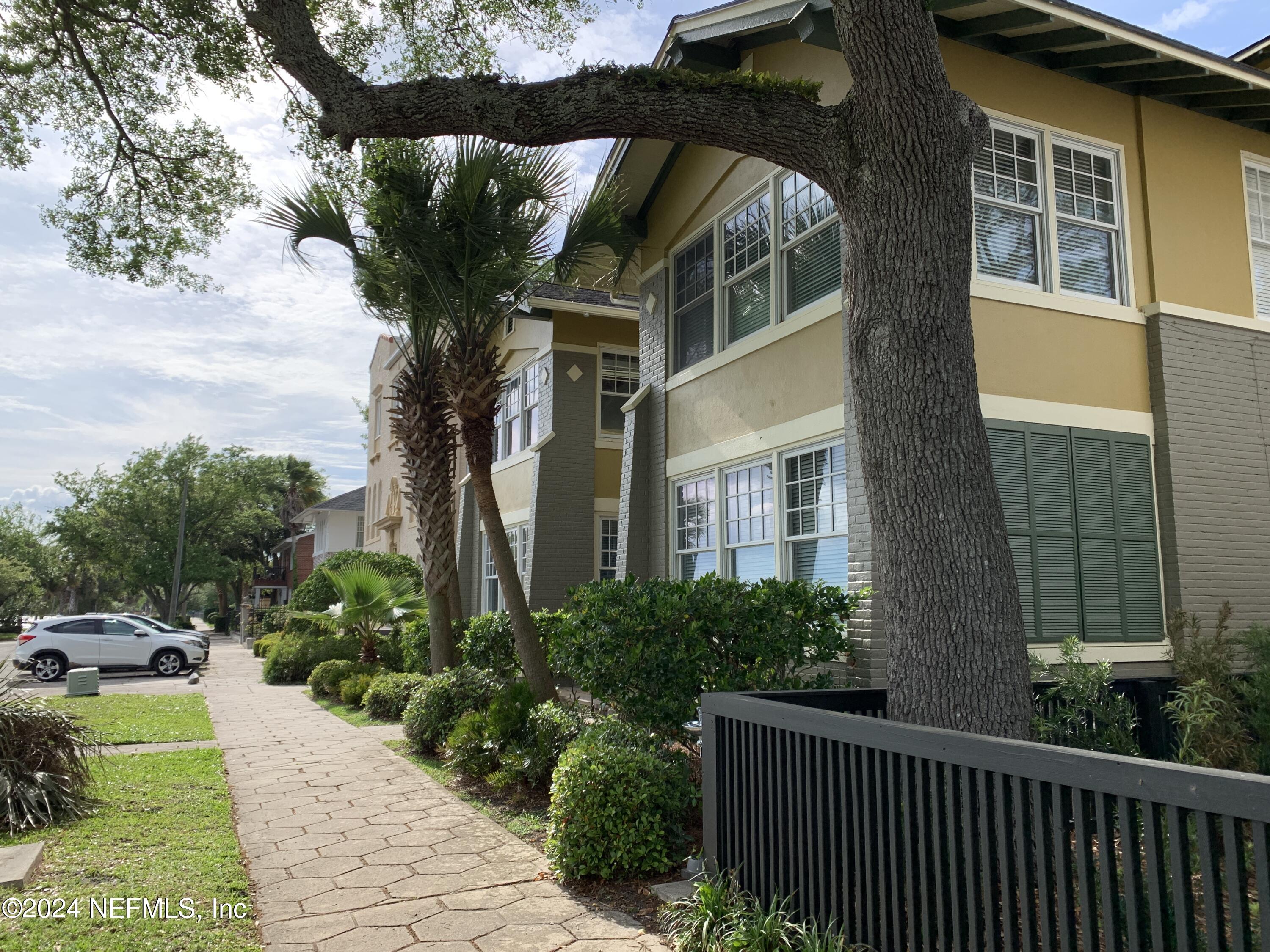 2117 RIVER Boulevard