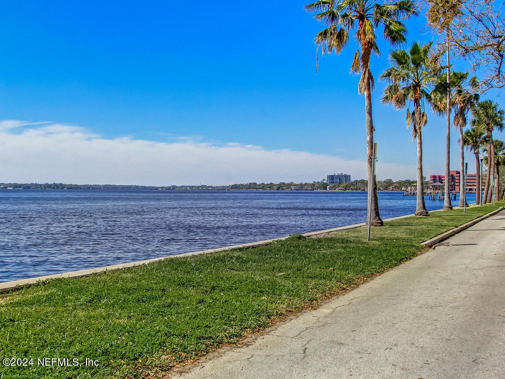 2117 RIVER Boulevard