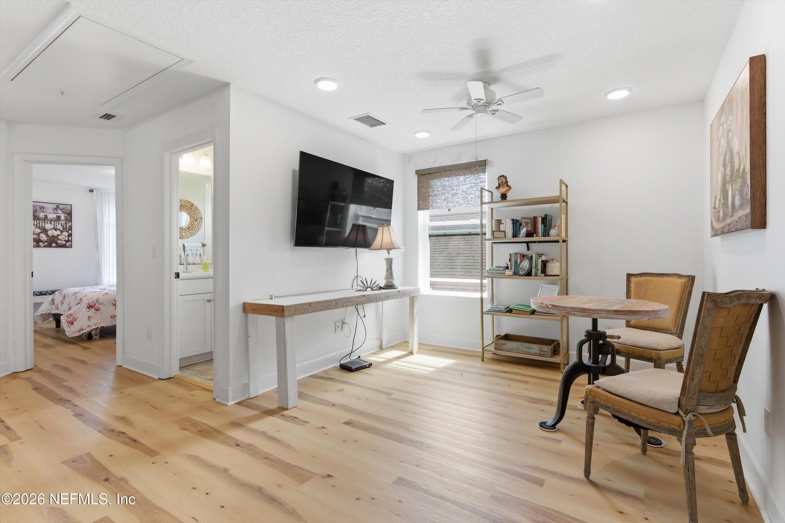 489 VISTA LAKE Circle