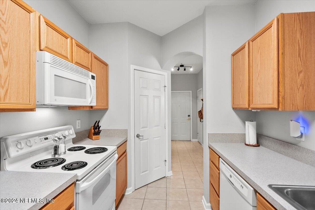 7990 BAYMEADOWS Road E 805