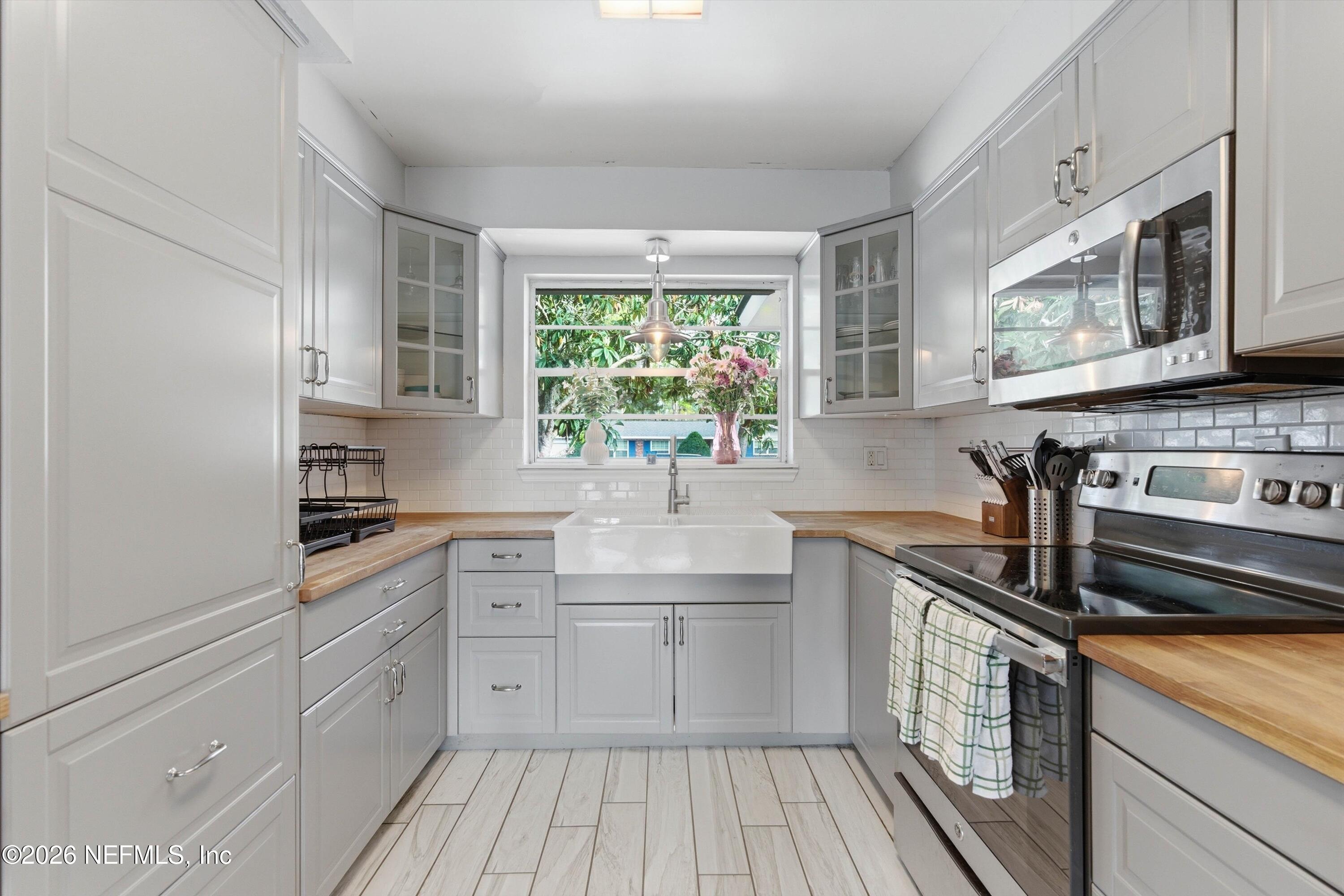 2438 BUTTONWOOD Drive