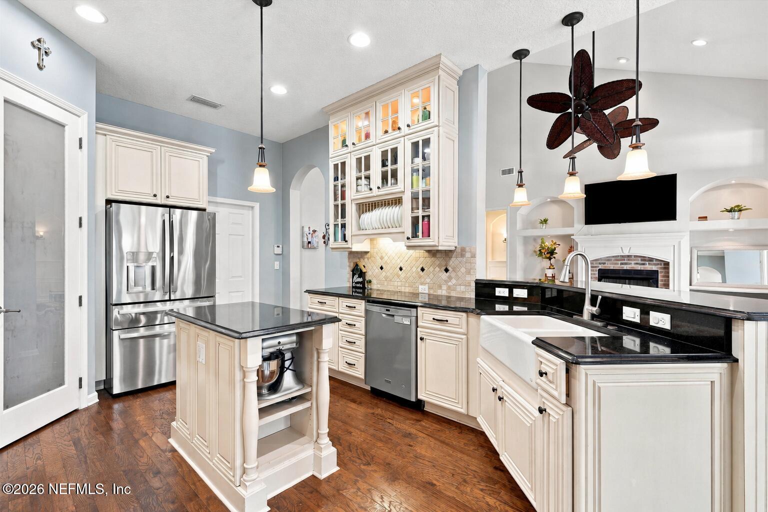 570 SADDLESTONE Drive, St. Johns