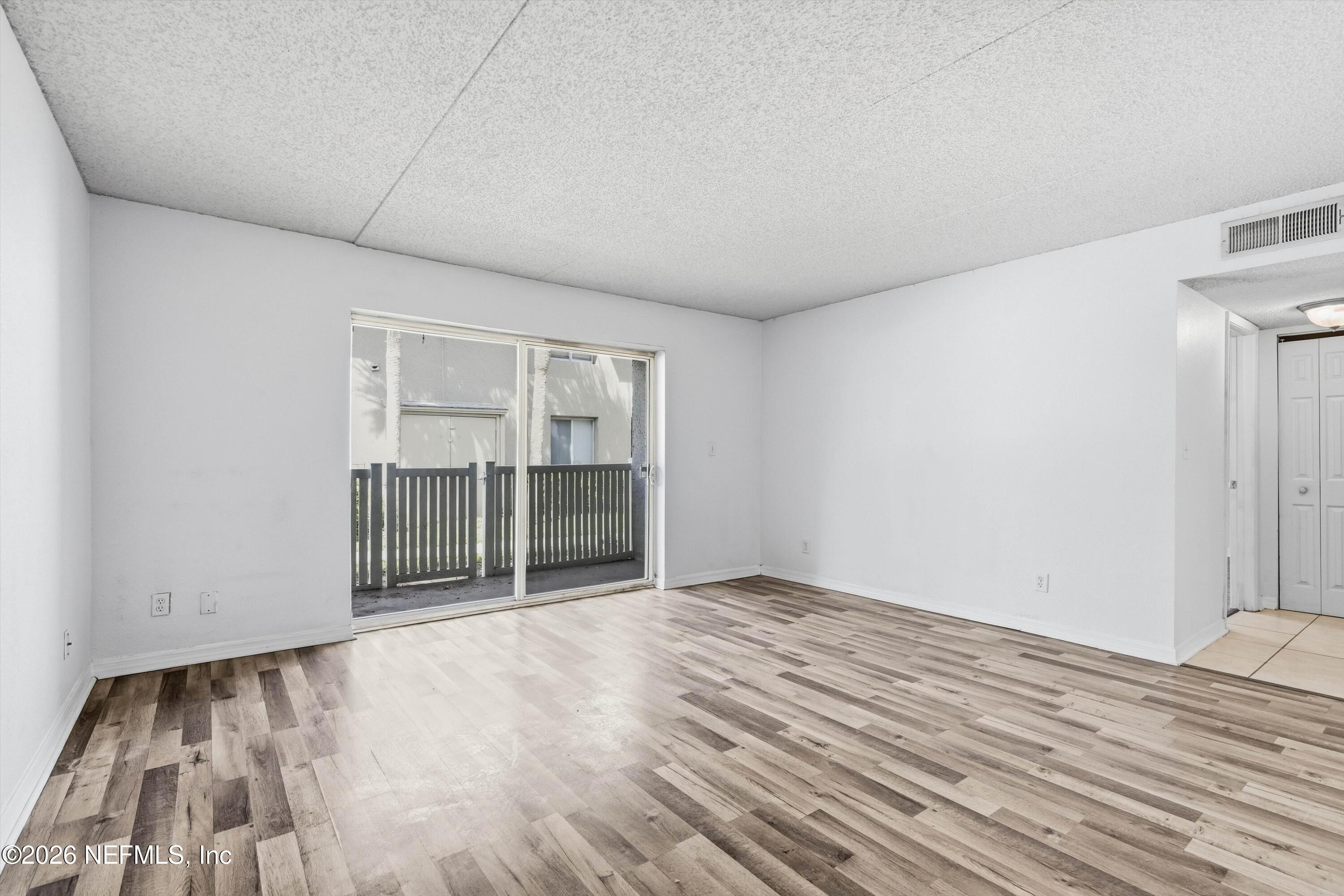 355 MONUMENT Road 10 D1