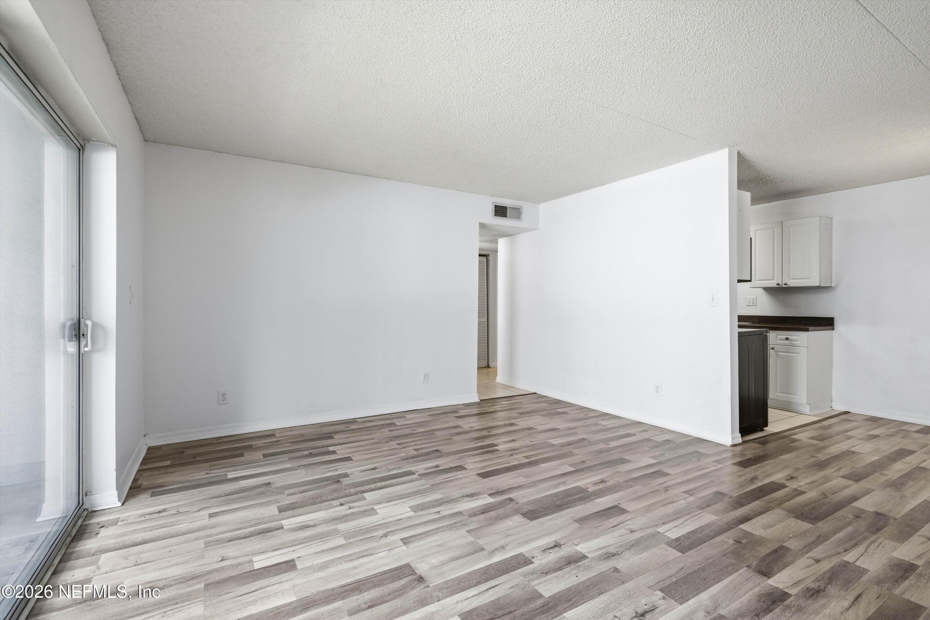 355 MONUMENT Road 10 D1