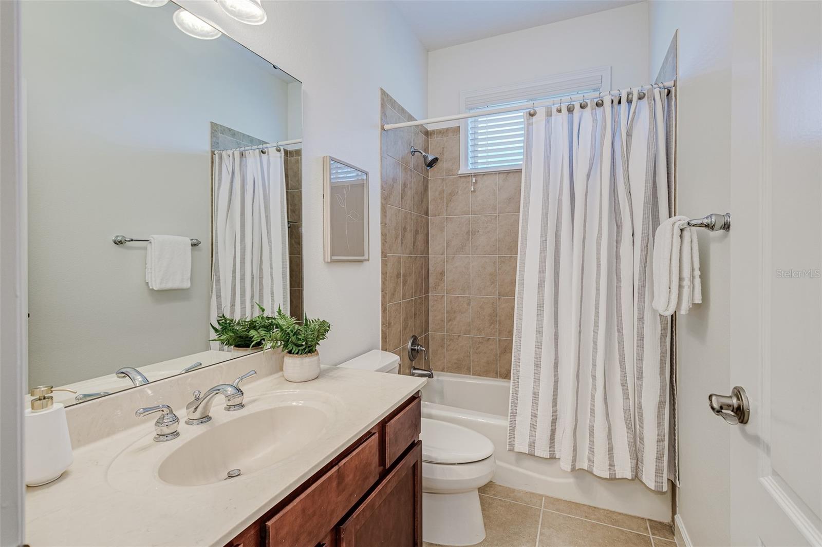 1886 SHERWOOD LAKES BLVD