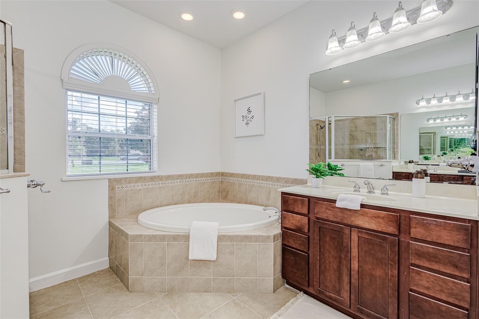 1886 SHERWOOD LAKES BLVD