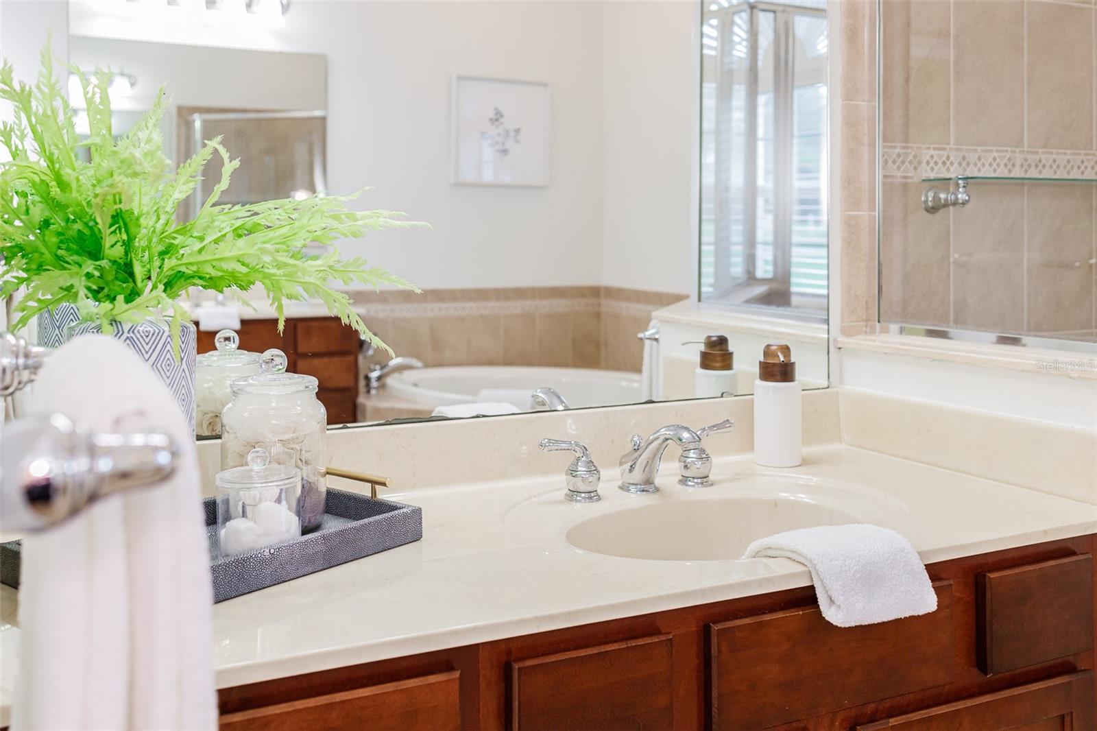 1886 SHERWOOD LAKES BLVD