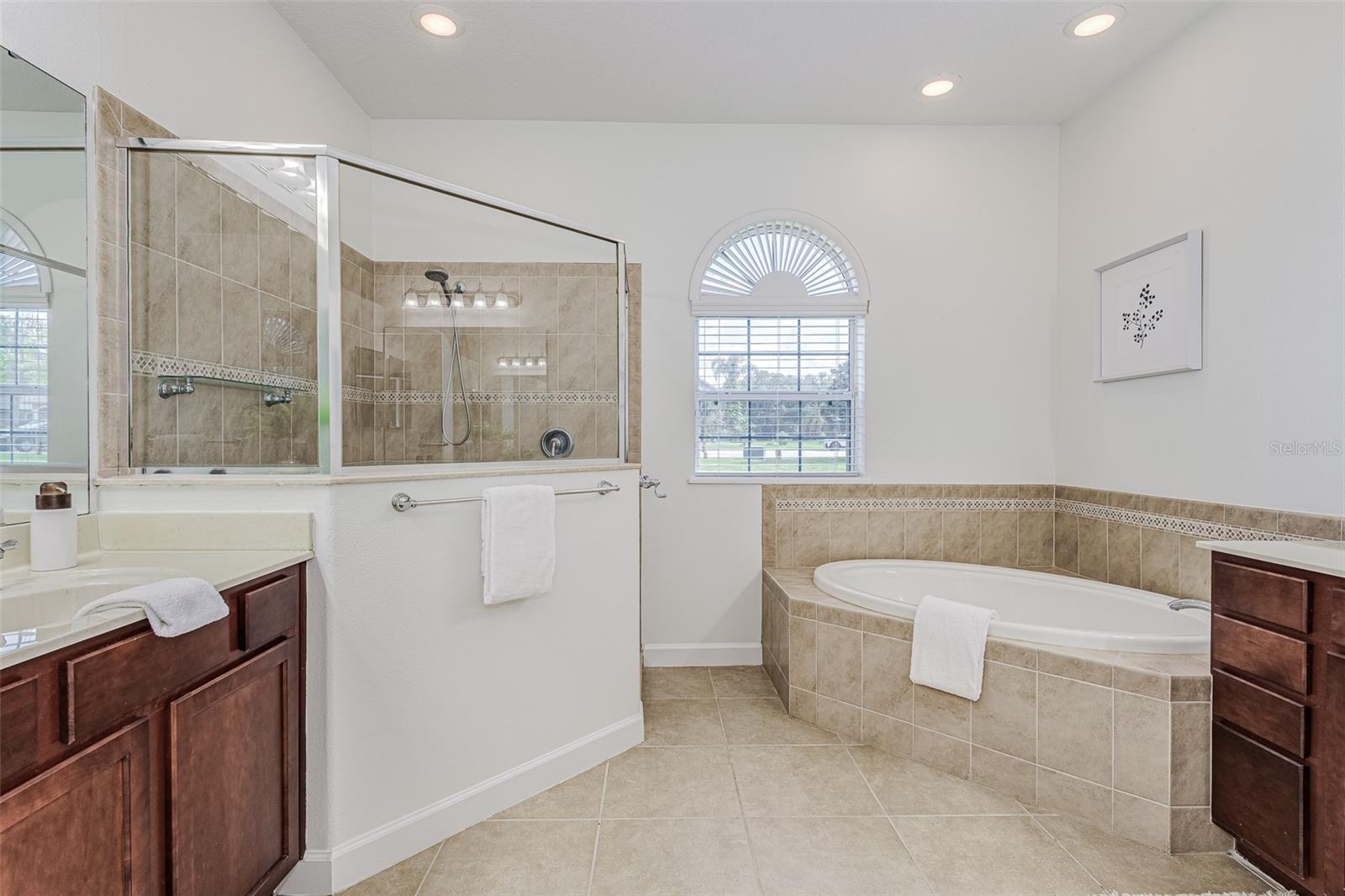 1886 SHERWOOD LAKES BLVD