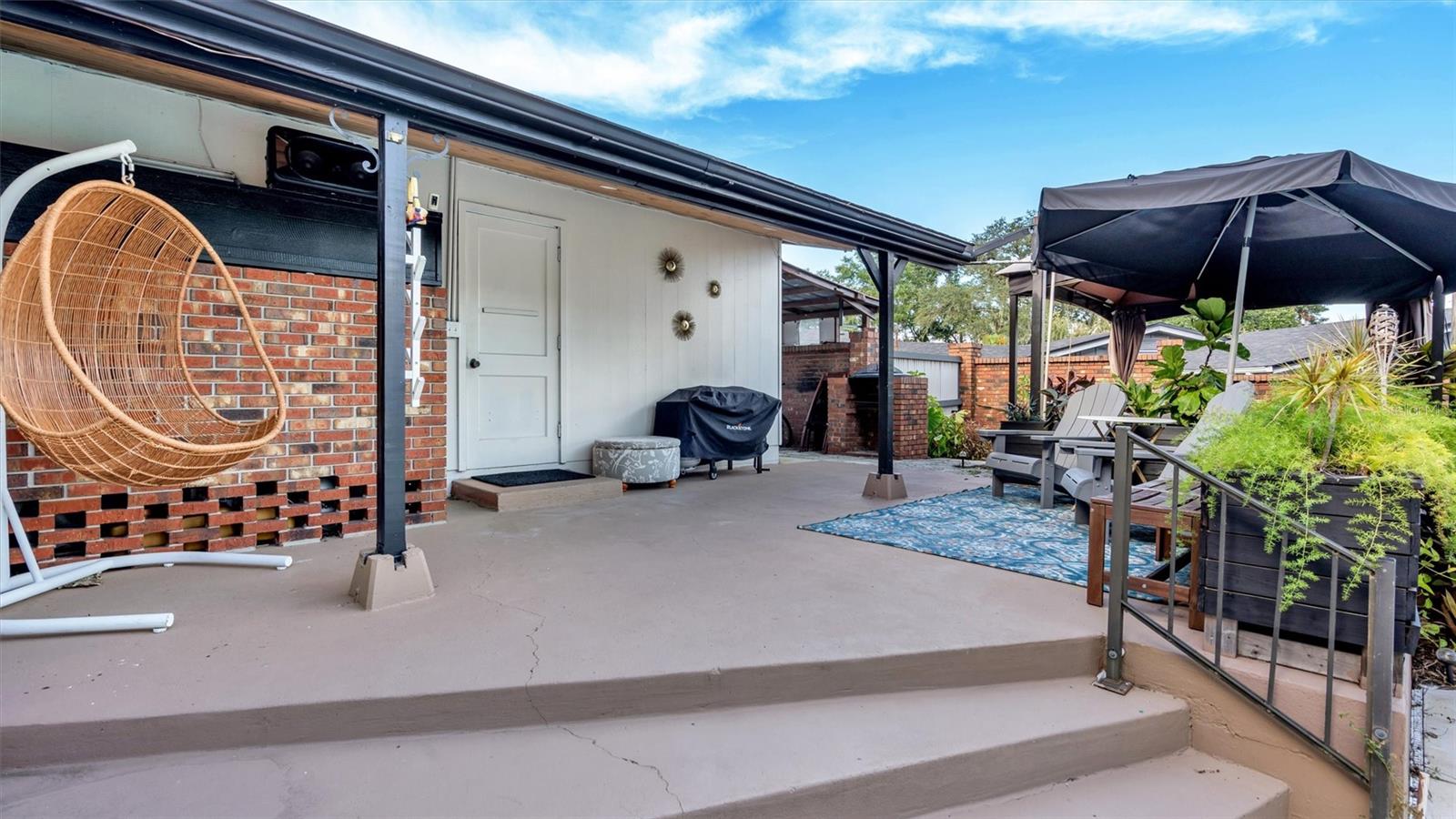 2123 LAKE BENTLEY CT