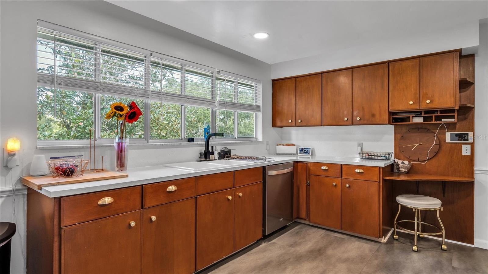 2123 LAKE BENTLEY CT