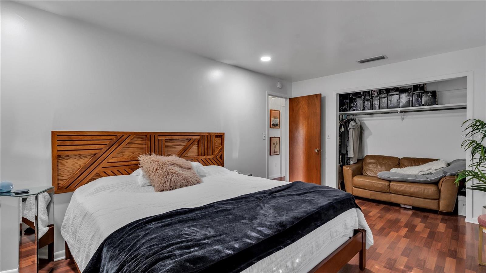 2123 LAKE BENTLEY CT