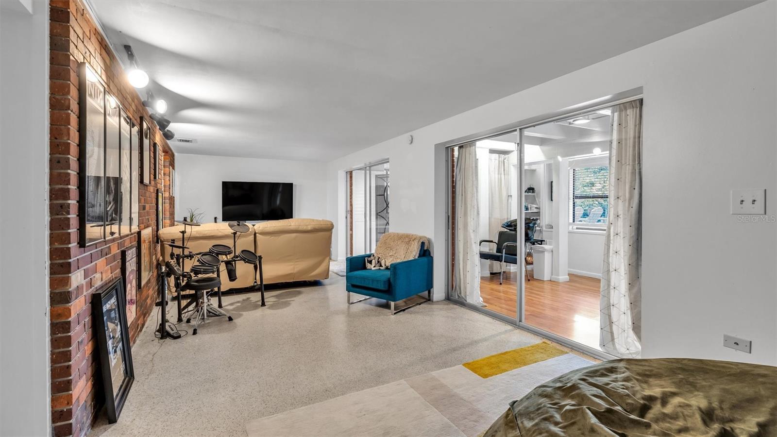 2123 LAKE BENTLEY CT