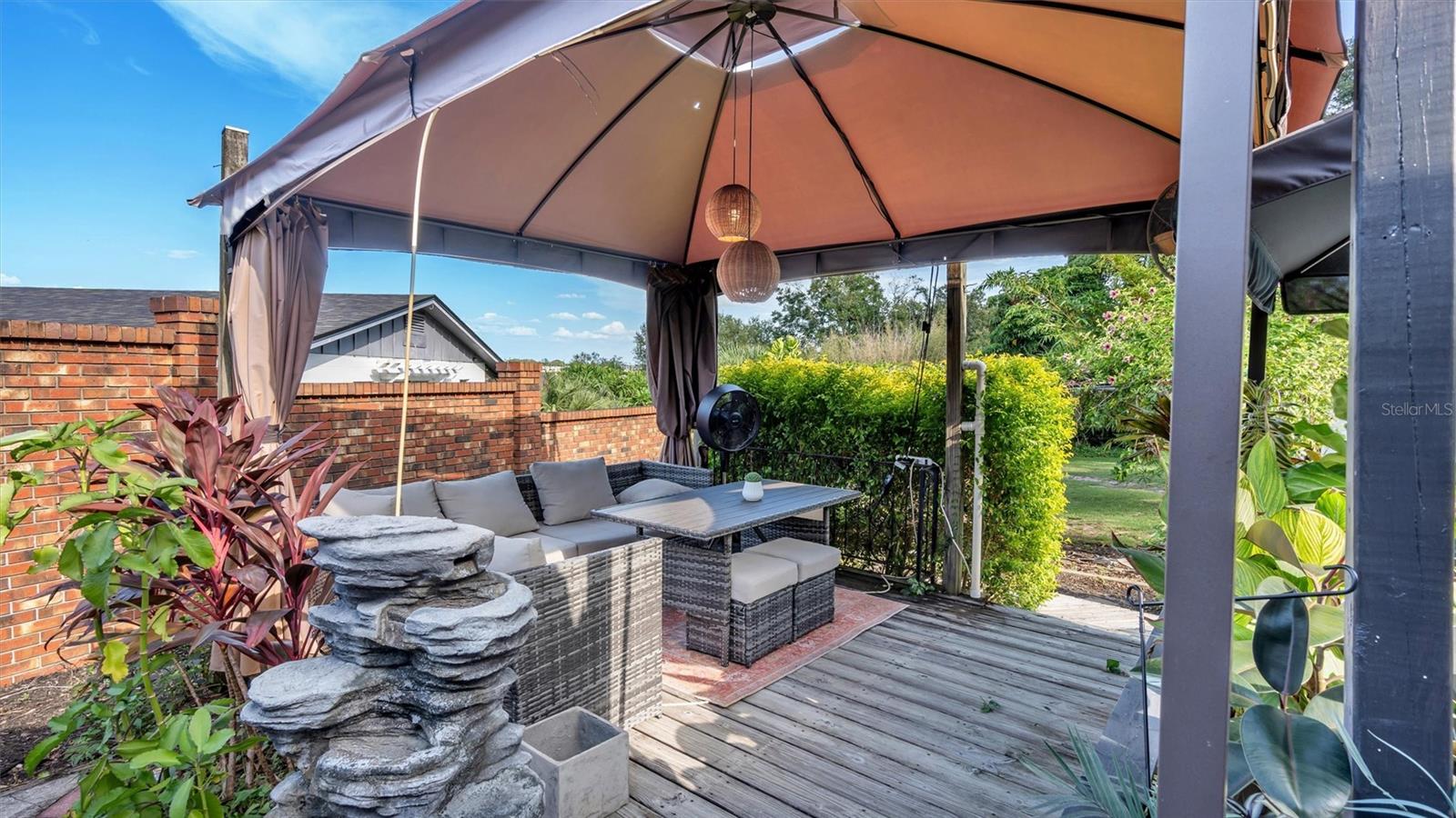 2123 LAKE BENTLEY CT