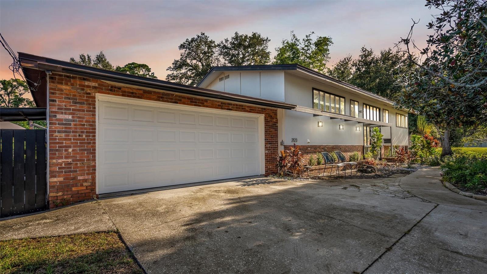 2123 LAKE BENTLEY CT