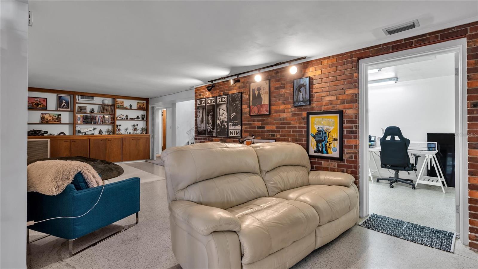 2123 LAKE BENTLEY CT