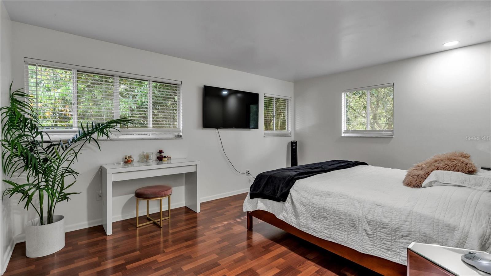 2123 LAKE BENTLEY CT