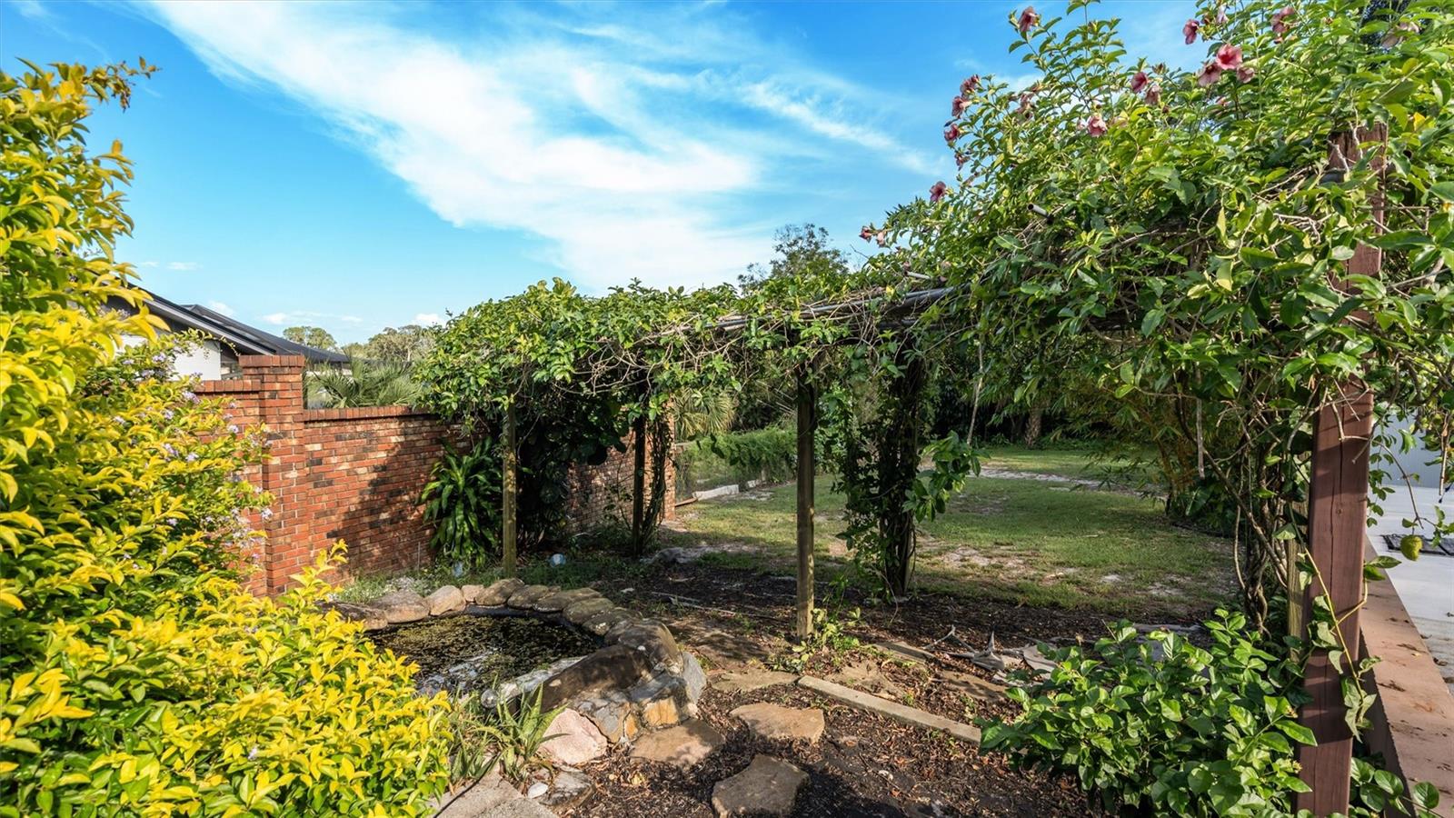 2123 LAKE BENTLEY CT