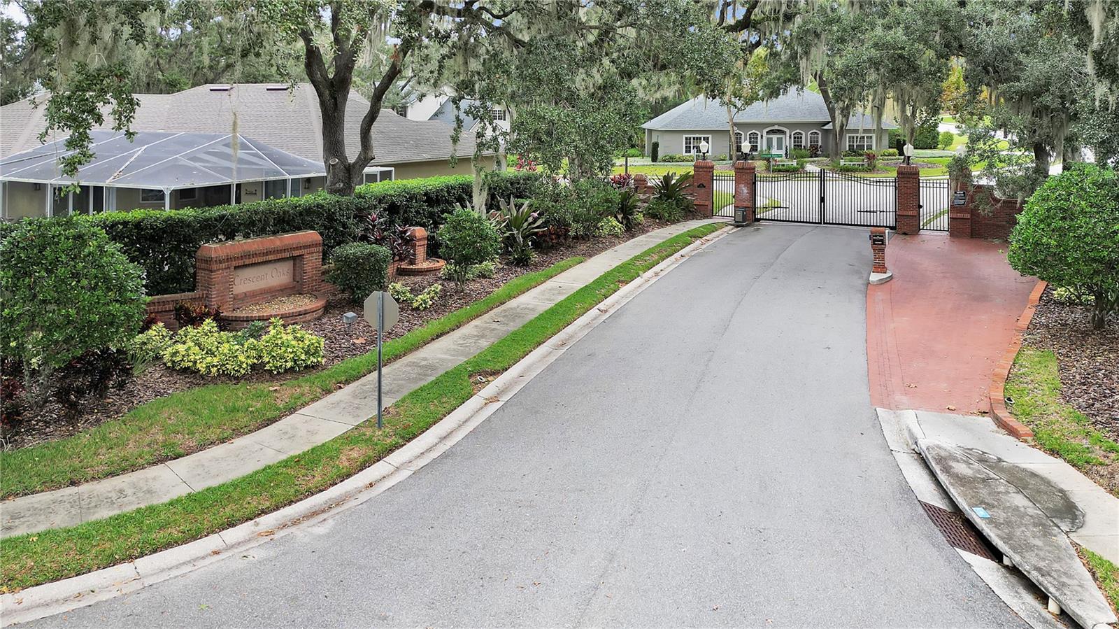 6857 CRESCENT OAKS CIR