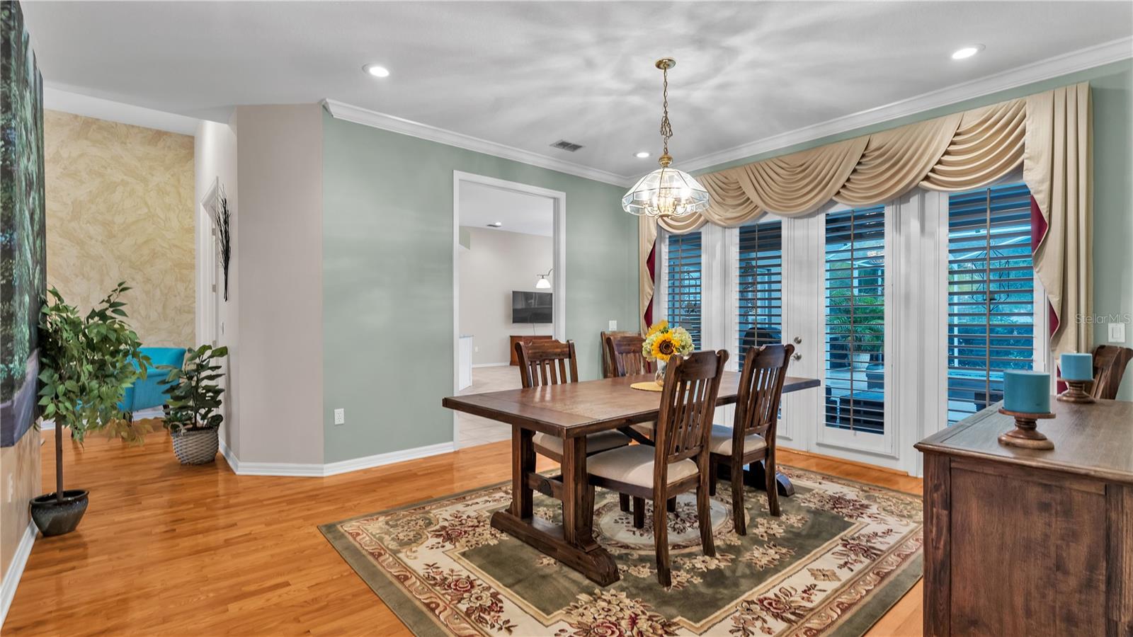 6857 CRESCENT OAKS CIR