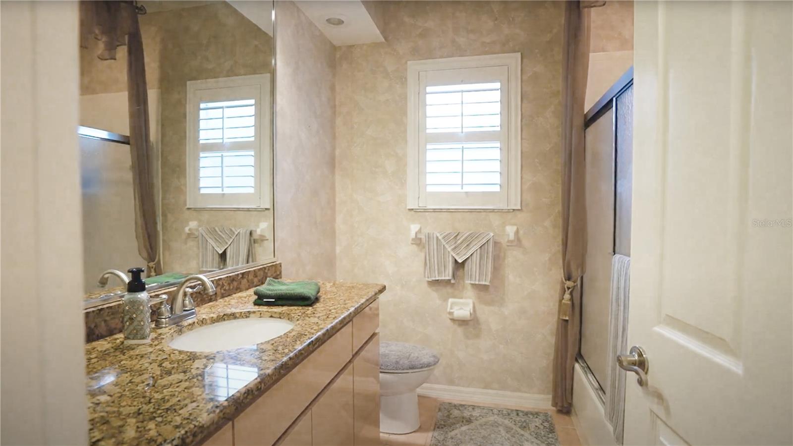 6857 CRESCENT OAKS CIR