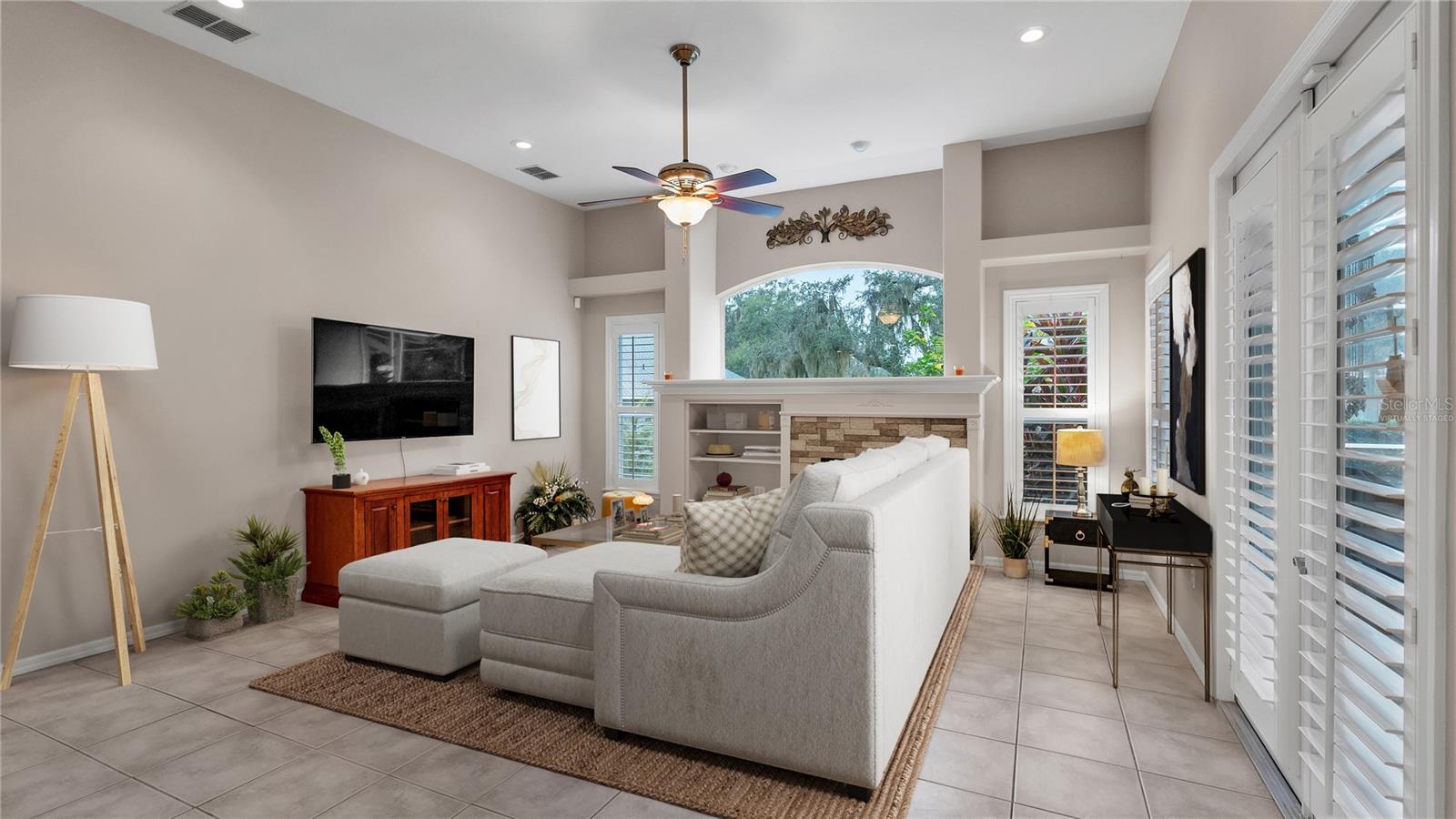 6857 CRESCENT OAKS CIR