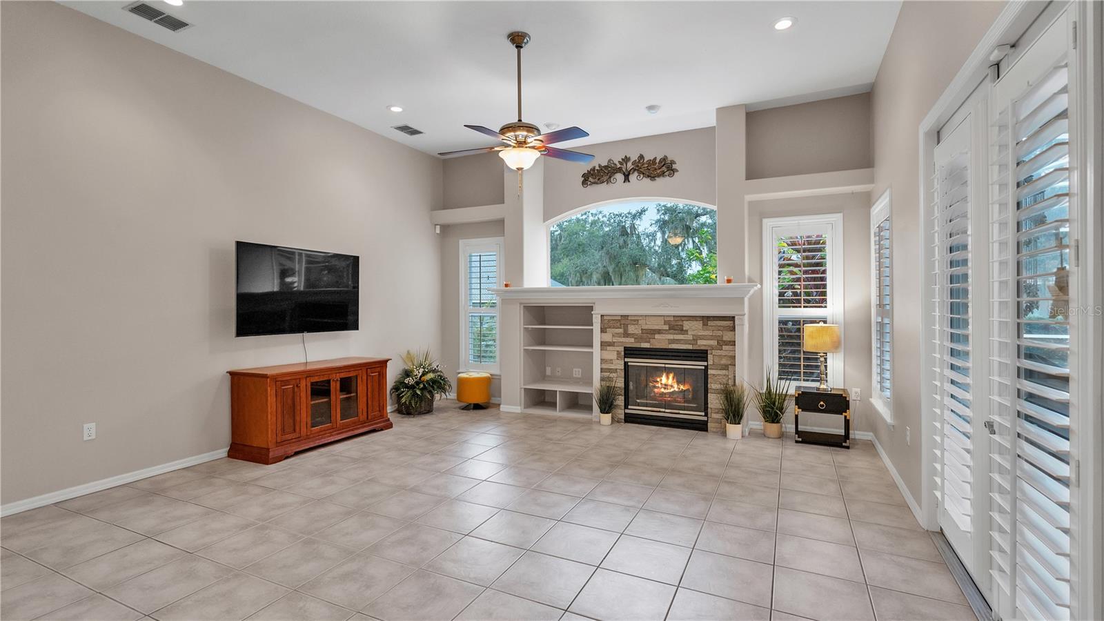 6857 CRESCENT OAKS CIR