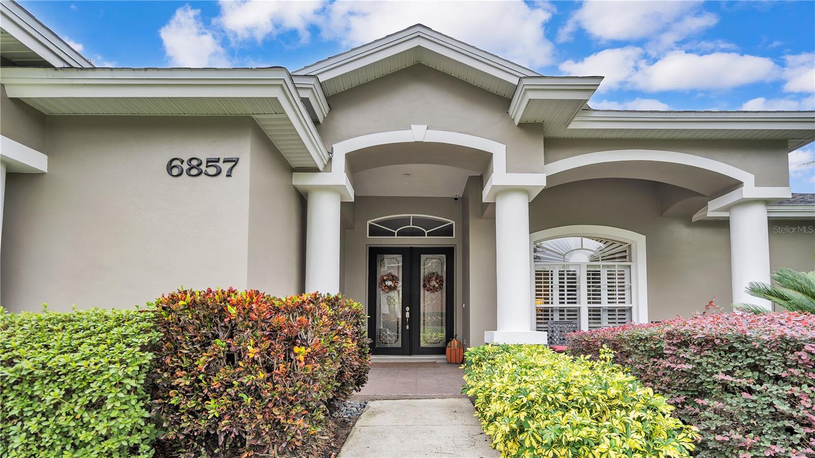 6857 CRESCENT OAKS CIR