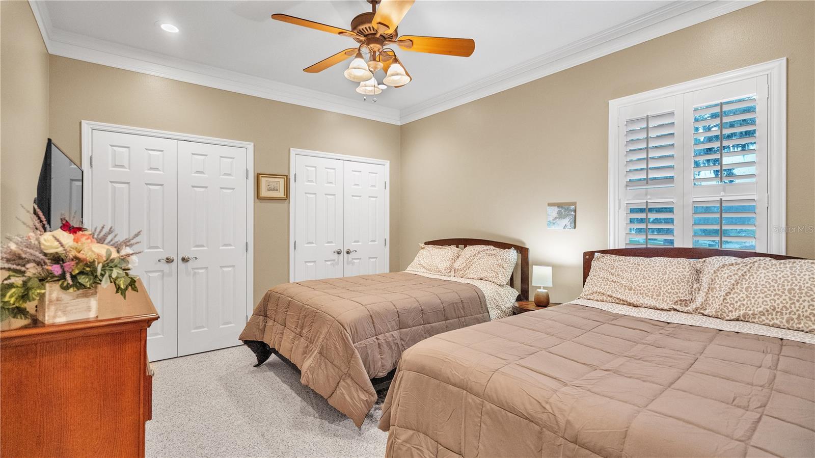 6857 CRESCENT OAKS CIR