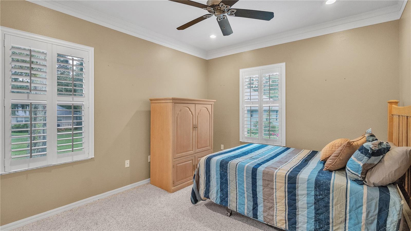 6857 CRESCENT OAKS CIR