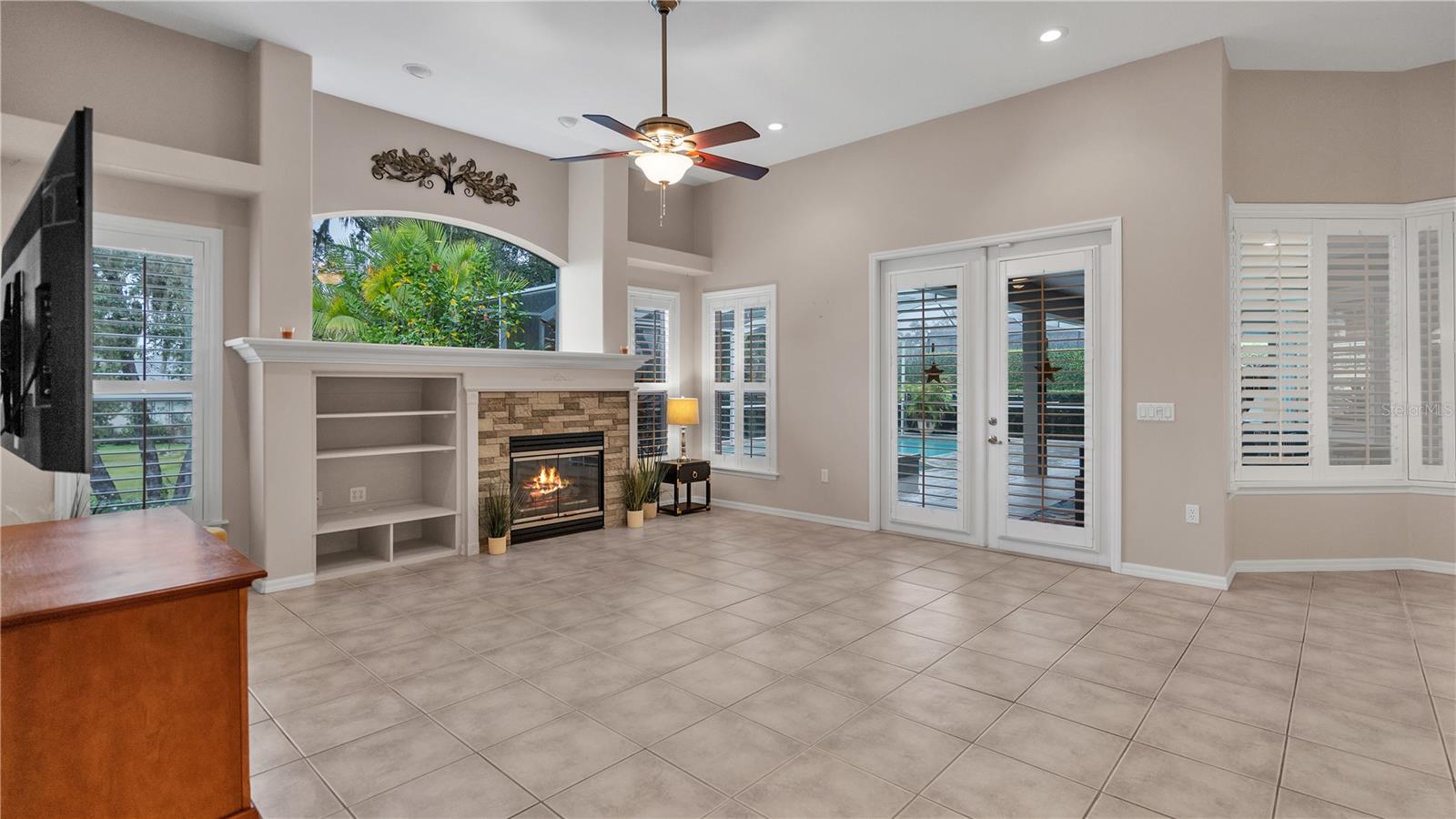 6857 CRESCENT OAKS CIR