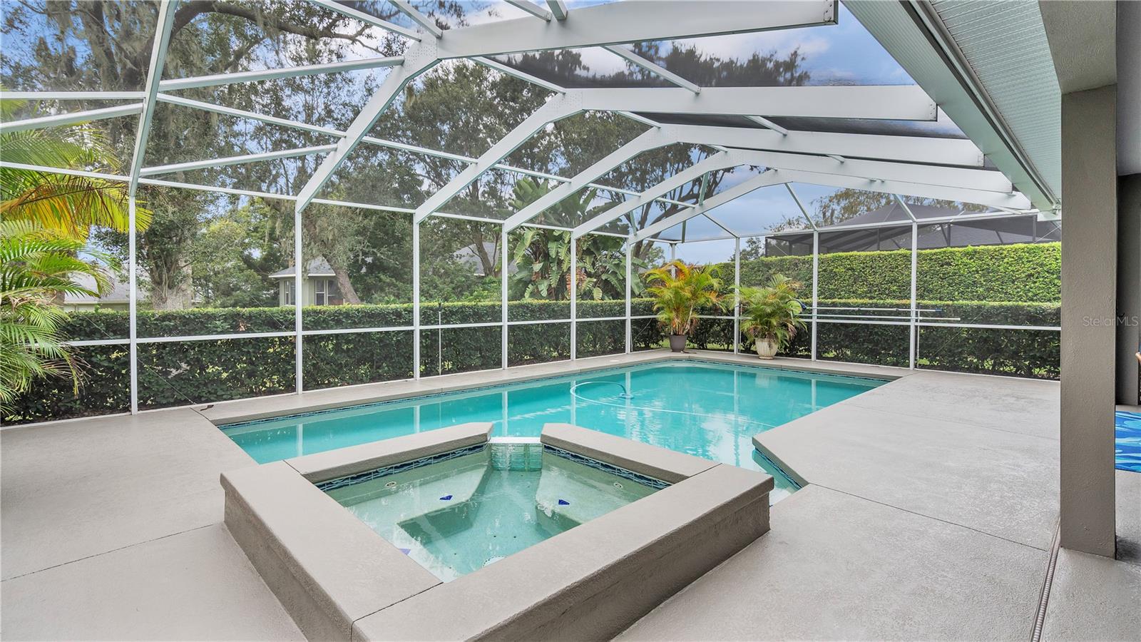 6857 CRESCENT OAKS CIR