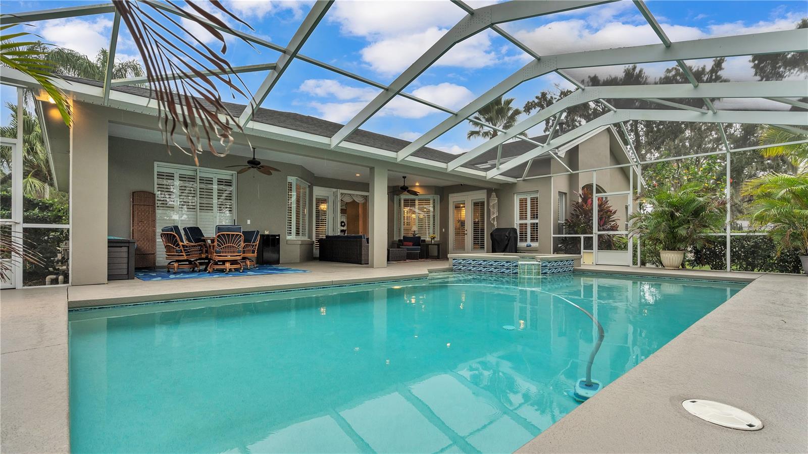 6857 CRESCENT OAKS CIR