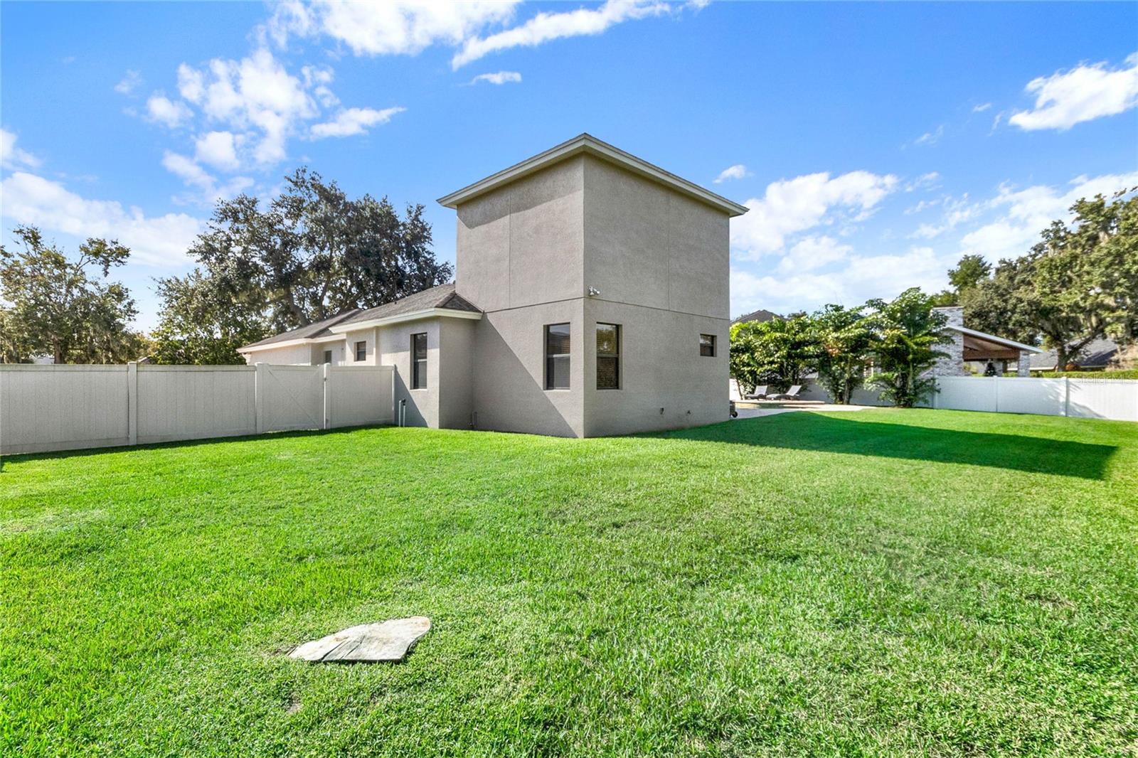 1364 CRESCENT WOODS LOOP