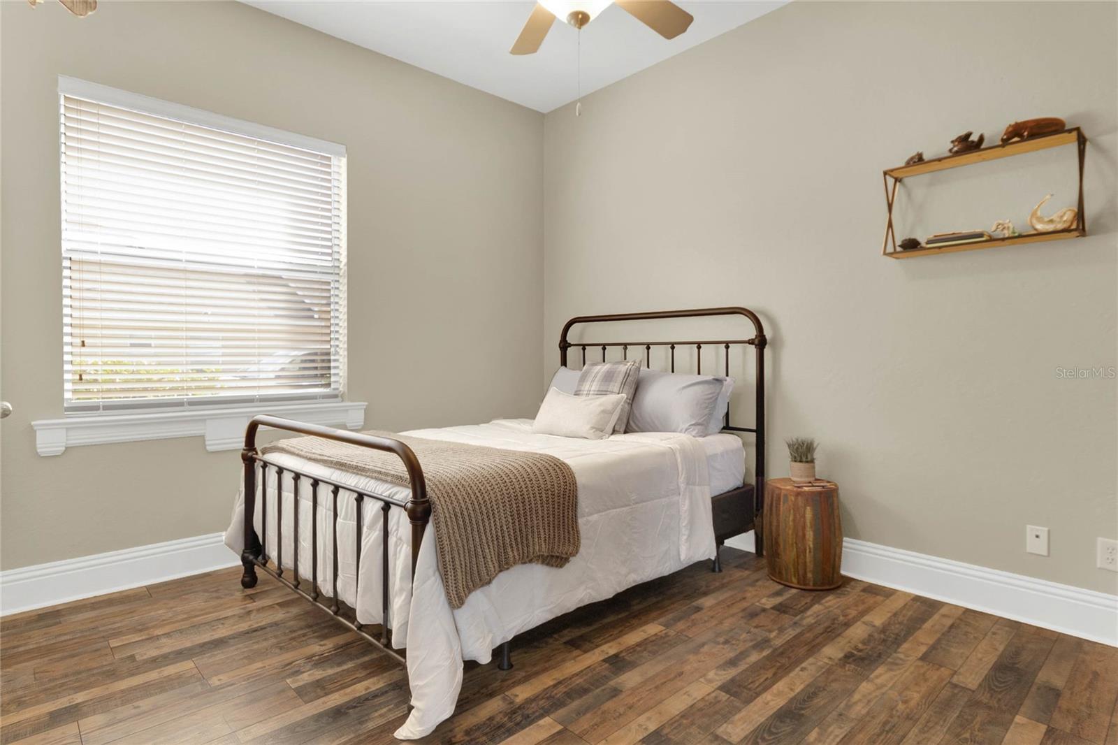 1364 CRESCENT WOODS LOOP