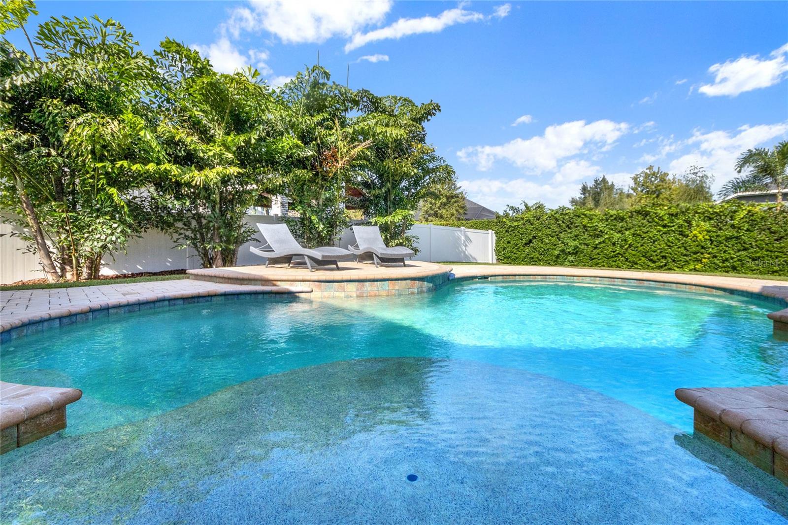 1364 CRESCENT WOODS LOOP