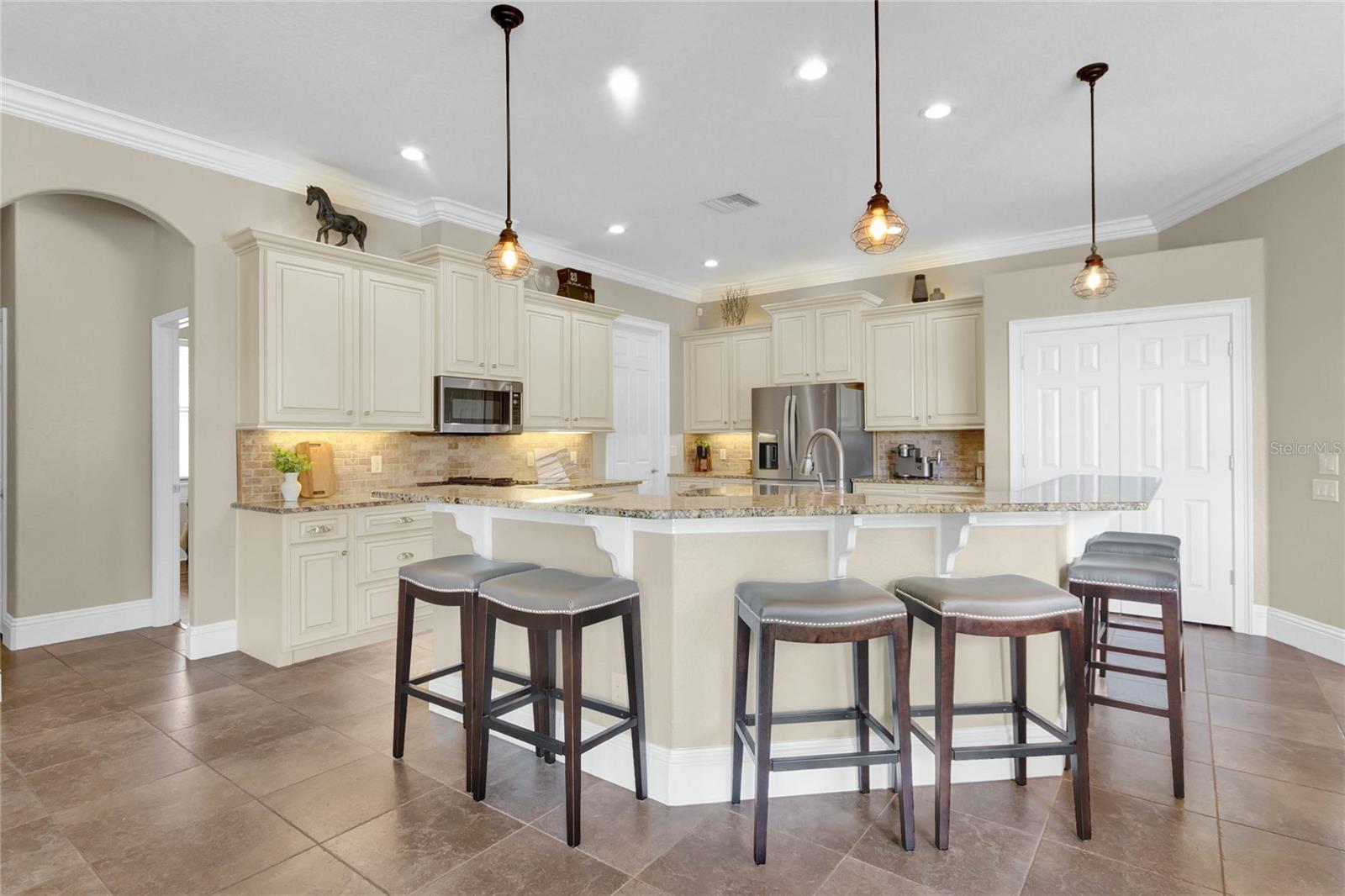 1364 CRESCENT WOODS LOOP