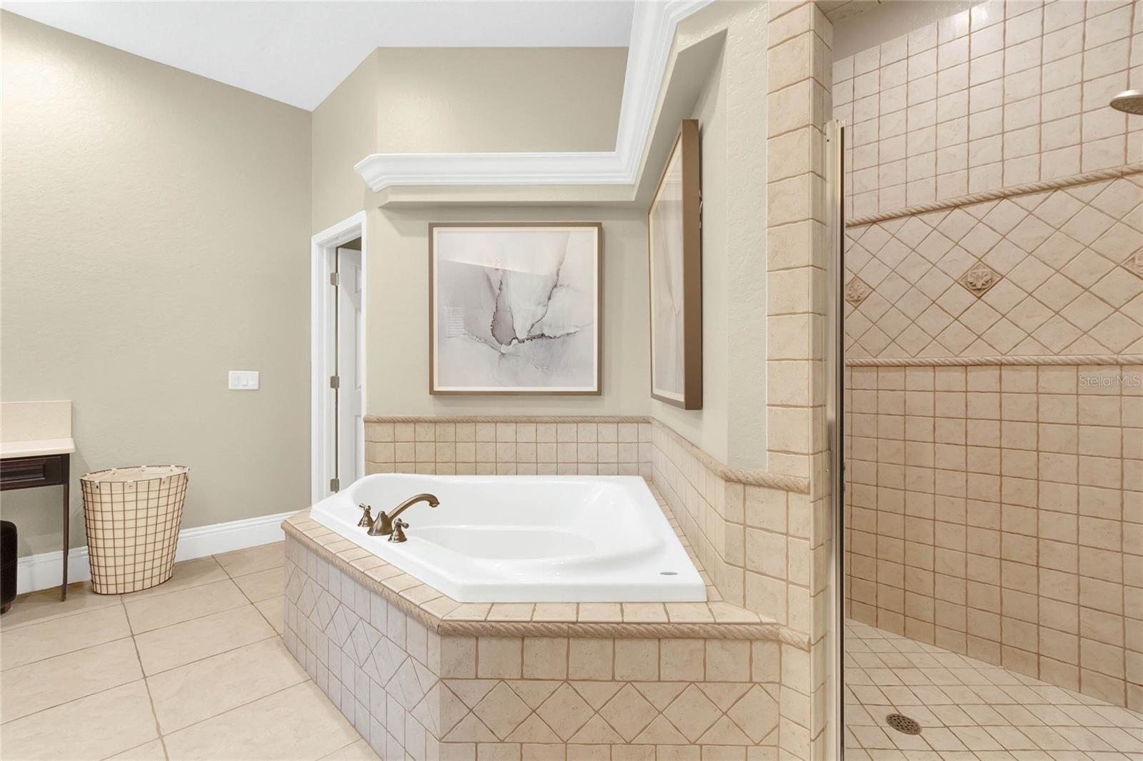 1364 CRESCENT WOODS LOOP