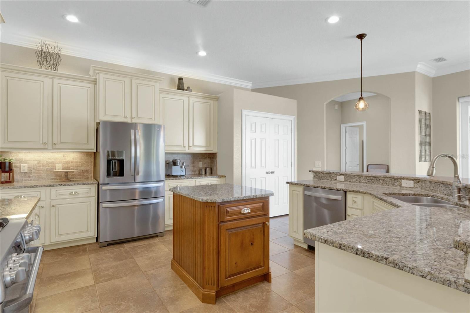 1364 CRESCENT WOODS LOOP