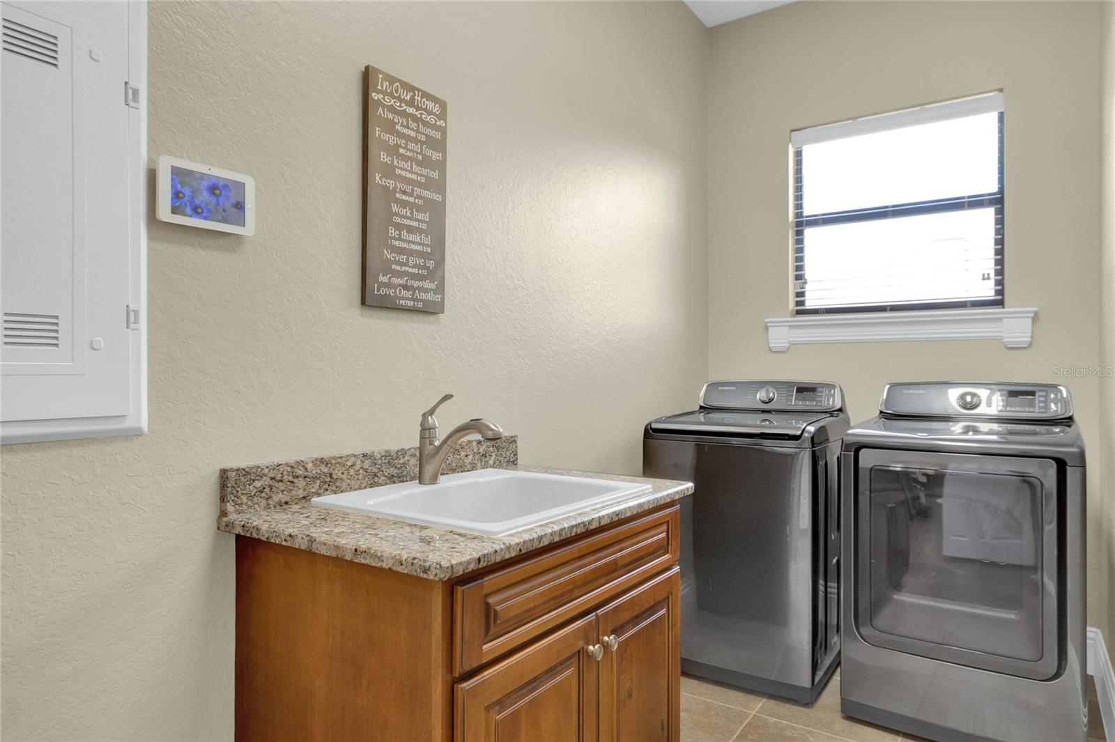 1364 CRESCENT WOODS LOOP